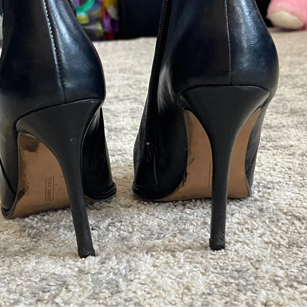 VINCE CAMUTO LEATHER BLACK ANKLE BOOTS WITH GOLD ACCENT - Picture 6 of 7
